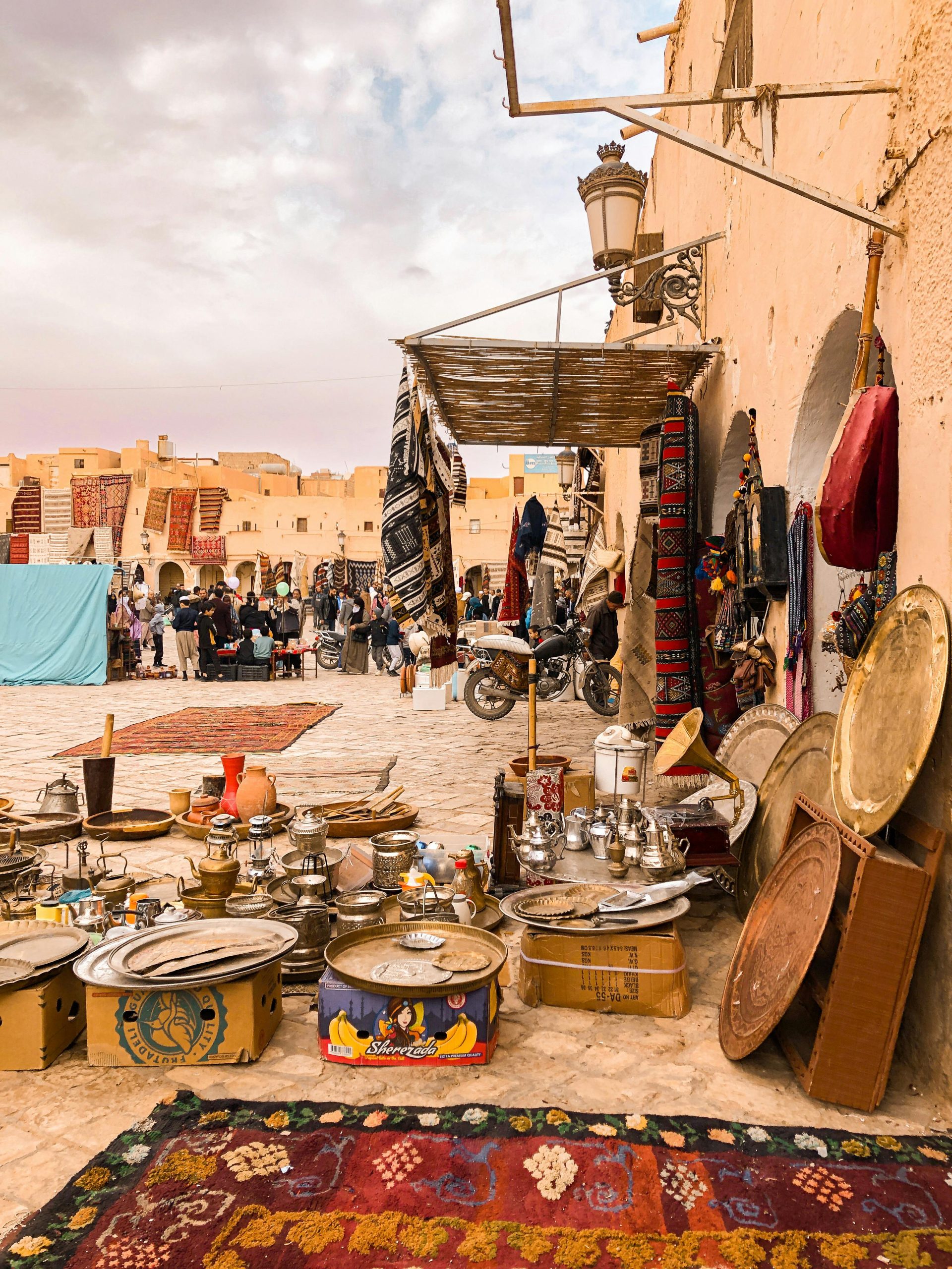 Explore the vibrant traditional market of Ghardaïa, showcasing local crafts and culture.